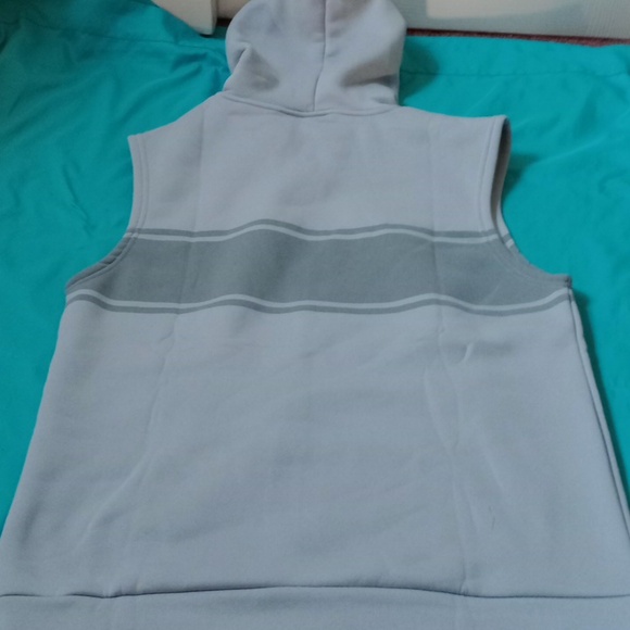 PHILADELPHIA PHILLIES, GRAY SLEEVELESS HOODIE, SIZE ADULT LARGE - Picture 11 of 13